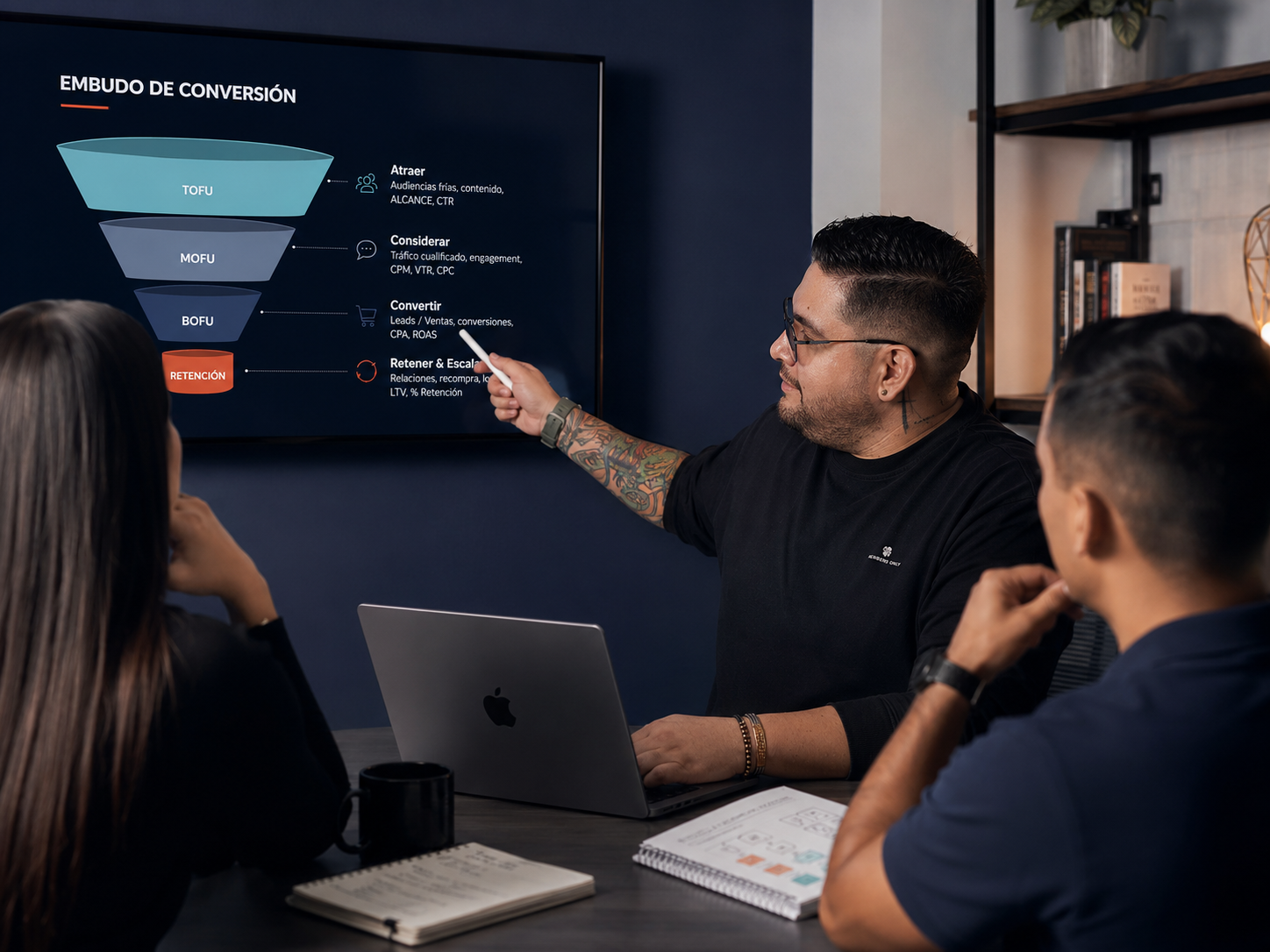 Capacitación a equipo explicando el embudo de conversión en pantalla